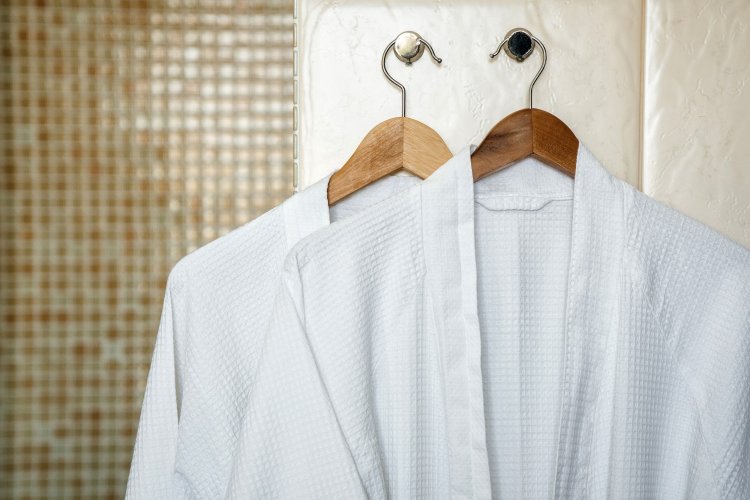 Hotel Linen: Understanding the Benefits of Hotel Bathrobes