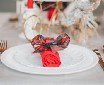 A Guide to Decorating Your Restaurant Tables for Christmas