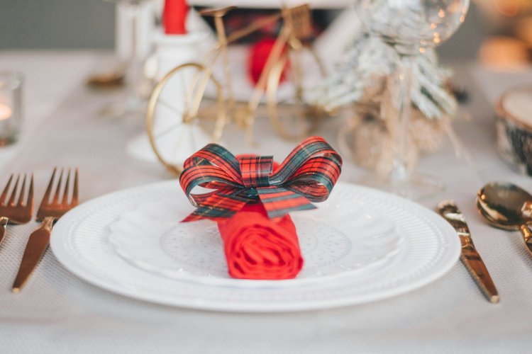 A Guide to Decorating Your Restaurant Tables for Christmas